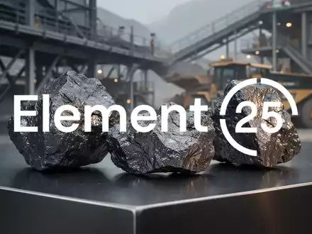 Nahaufnahme von Manganerzproben auf einer dunklen Metalloberfläche in einer industriellen Umgebung. - Foto: über boerse-global.de