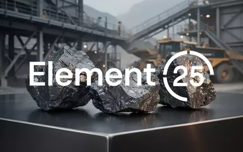 Nahaufnahme von Manganerzproben auf einer dunklen Metalloberfläche in einer industriellen Umgebung. - Foto: über boerse-global.de