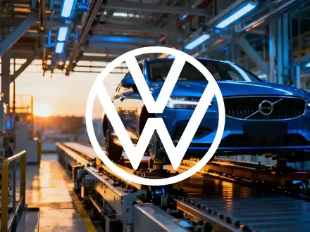Moderne Automobilfertigung in einer hochtechnisierten Fabrikhalle bei Dämmerung. - Foto: über boerse-global.de