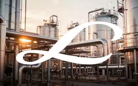 Moderne Industrieanlage mit komplexen Rohrleitungen und Edelstahltanks bei goldenem Licht. - Foto: über boerse-global.de