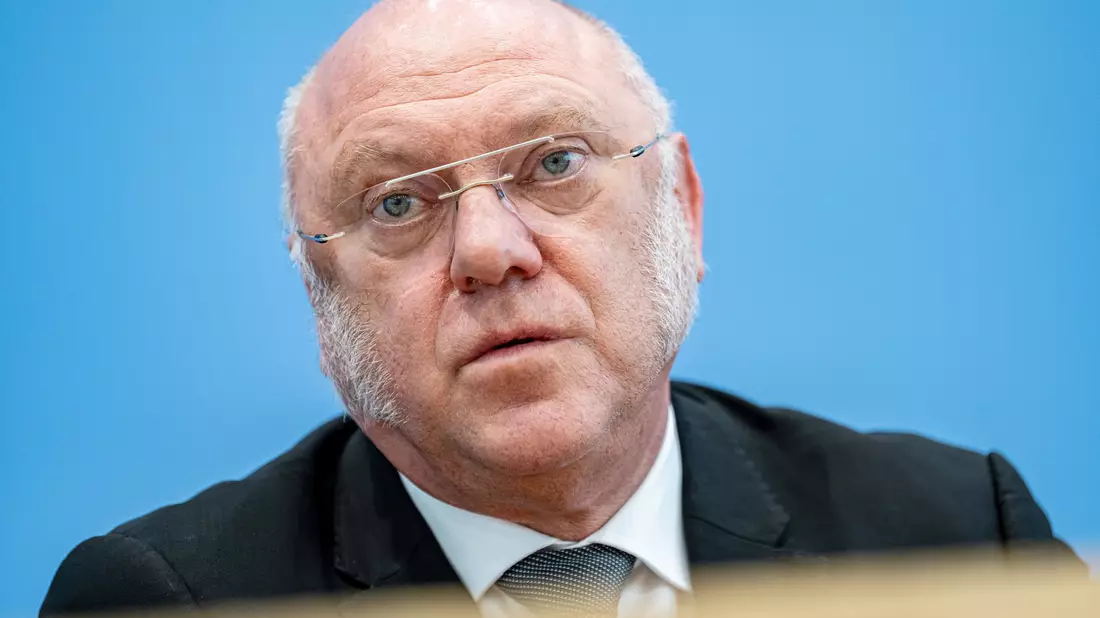 Der Linken-Politiker und Sozialexperte Ulrich Schneider listet in einem Papier mögliche Folgen von geplanten Kürzungen. (Archivbild) - Bild: Fabian Sommer/dpa
