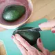Die Avocado sollte beim Schneiden nicht in der Hand gehalten werden. - Bild: Christian Charisius/dpa