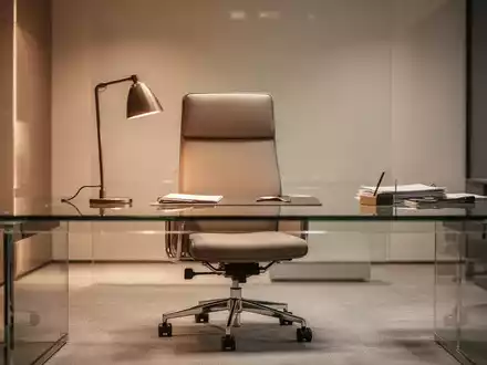 Ein minimalistischer, modern eingerichteter Büroarbeitsplatz in warmem, fokussiertem Licht. - Foto: über boerse-global.de