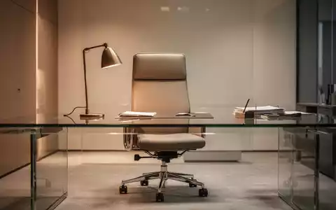 Ein minimalistischer, modern eingerichteter Büroarbeitsplatz in warmem, fokussiertem Licht. - Foto: über boerse-global.de
