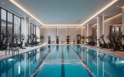 Modernes Boutique-Fitnesskonzept in einem Schwimmbad mit hochwertiger Trainingsausstattung am Beckenrand. - Foto: über boerse-global.de