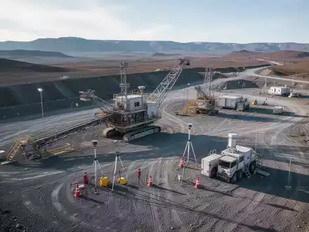 Moderne Lithium-Mine in einer weitläufigen Landschaft mit industrieller Ausrüstung bei Tageslicht. - Foto: über boerse-global.de
