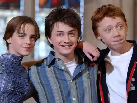 Die Harry-Potter-Filme machten Emma Watson (l-r), Daniel Radcliffe und Rupert Grint zu Stars - so sahen die sie im Jahr 2002 aus. (Archivbild)  - Foto: Andy Butterton/Press Association/dpa