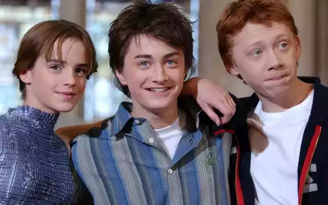 Die Harry-Potter-Filme machten Emma Watson (l-r), Daniel Radcliffe und Rupert Grint zu Stars - so sahen die sie im Jahr 2002 aus. (Archivbild)  - Foto: Andy Butterton/Press Association/dpa