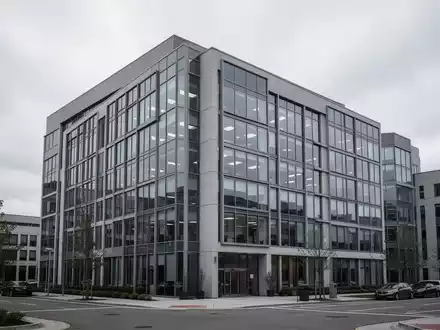 Ein modernes Bürogebäude an einem bewölkten Tag, das eine professionelle Geschäftsumgebung symbolisiert. - Foto: über boerse-global.de