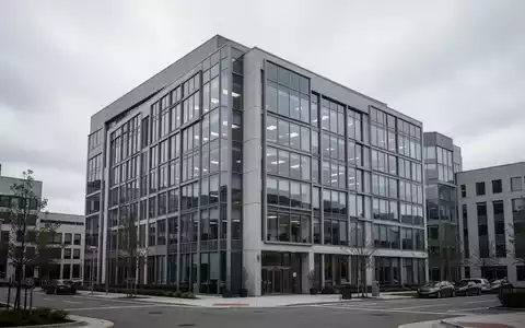 Ein modernes Bürogebäude an einem bewölkten Tag, das eine professionelle Geschäftsumgebung symbolisiert. - Foto: über boerse-global.de