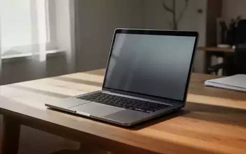Ein moderner Laptop auf einem minimalistischen Schreibtisch in einem hellen Büro. - Foto: über boerse-global.de