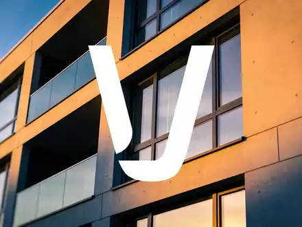 Moderne Wohnarchitektur in einer Stadt bei Dämmerungslicht als Symbol für den Immobilienmarkt. - Foto: über boerse-global.de
