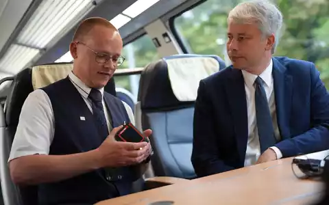 Kleine Videokameras sollen den Schutz für Zugbegleiter erhöhen. - Foto: Marcus Brandt/dpa
