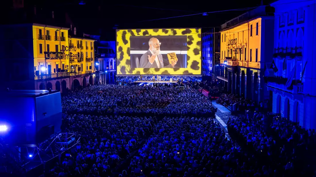 Im Freiluftkino des Filmfestivals von Locarno finden bis zu 9.000 Zuschauerinnen und Zuschauer Platz. - Bild: Jean-Christophe Bott/KEYSTONE/dpa