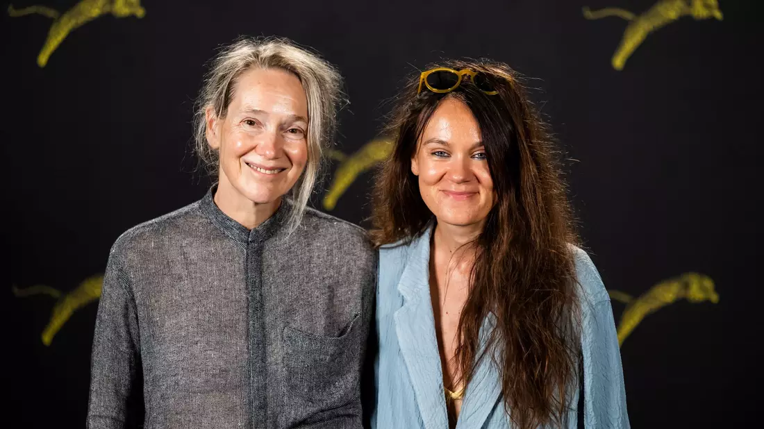 Regisseurin Isabelle Stever (links) blickt mit ihrer ukrainischen Drehbuchautorin Anna Melikova hinter die Bilder des Ukraine-Krieges. - Bild: Jean-Christophe Bott/KEYSTONE/dpa
