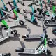 Auch wenn es sich in Großstädten nicht unbedingt so anfühlt: Die Zahl der zur Miete angebotenen E-Scooter ist zuletzt gesunken. (Archivbild) - Bild: Christian Charisius/dpa/dpa-tmn