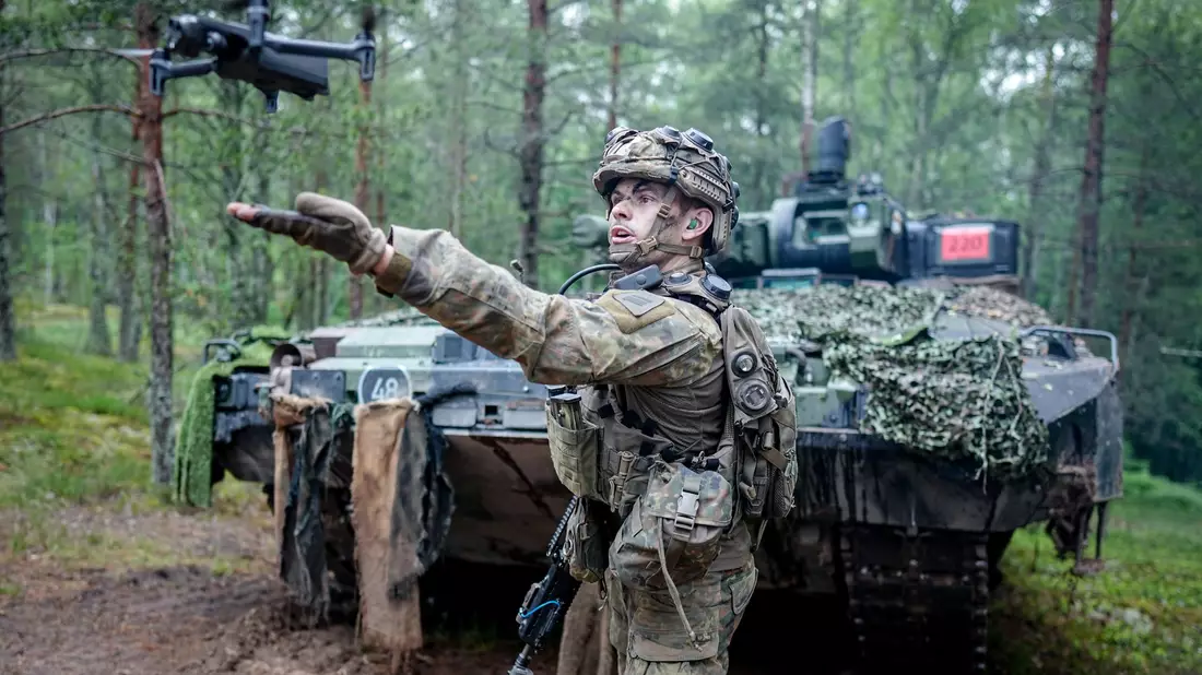 Ein Bundeswehrsoldat startet in Litauen eine Drohne. (Archivbild)  - Bild: Kay Nietfeld/dpa