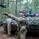 Ein Bundeswehrsoldat startet in Litauen eine Drohne. (Archivbild)  - Bild: Kay Nietfeld/dpa