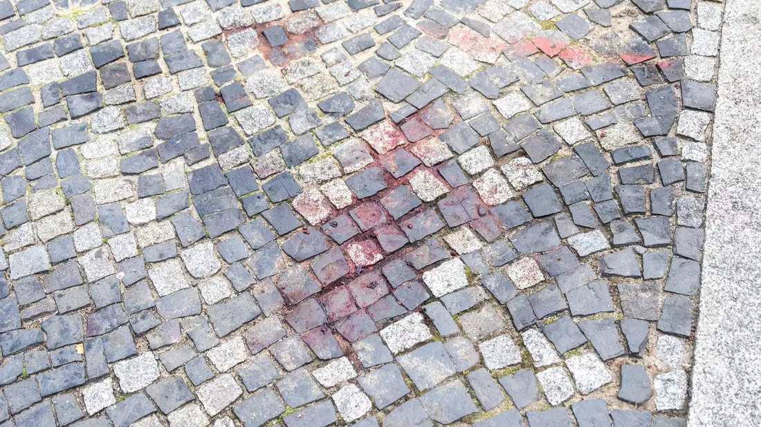 Am Tatort ist ein großer Blutfleck zu sehen.  - Bild: Christophe Gateau/dpa