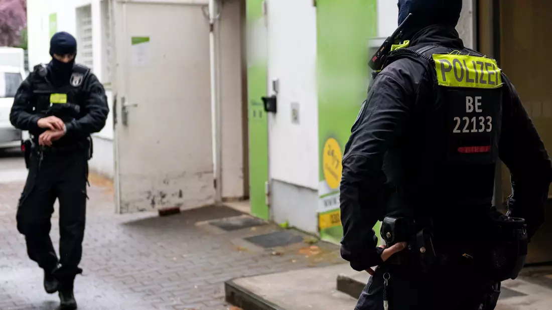 In Berlin gibt es zwei Sondereinheiten, die sich mit Schusswaffengewalt beschäftigen.  (Archivbild) - Bild: Fabian Sommer/dpa