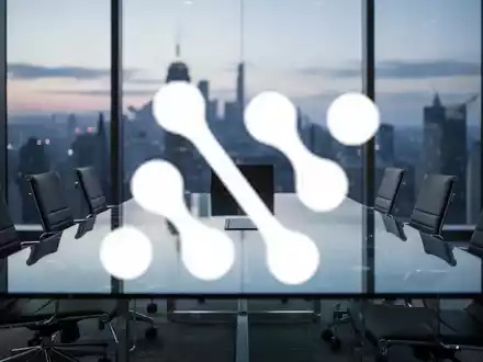 Moderner Konferenzraum in einem Bürohochhaus bei Sonnenaufgang, symbolisiert Unternehmensführung und strategische Planung. - Foto: über boerse-global.de