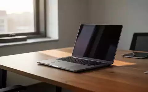 Ein minimalistischer Büroarbeitsplatz mit einem geöffneten Laptop auf einem Holztisch bei natürlichem Tageslicht. - Foto: über boerse-global.de