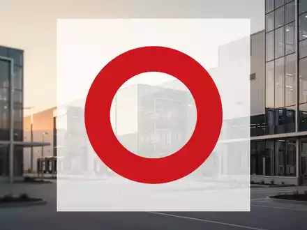Moderne Logistikimmobilien und Industriebauten bei Sonnenuntergang als Symbol für institutionelle Immobilieninvestitionen - Foto: über boerse-global.de