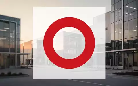 Moderne Logistikimmobilien und Industriebauten bei Sonnenuntergang als Symbol für institutionelle Immobilieninvestitionen - Foto: über boerse-global.de