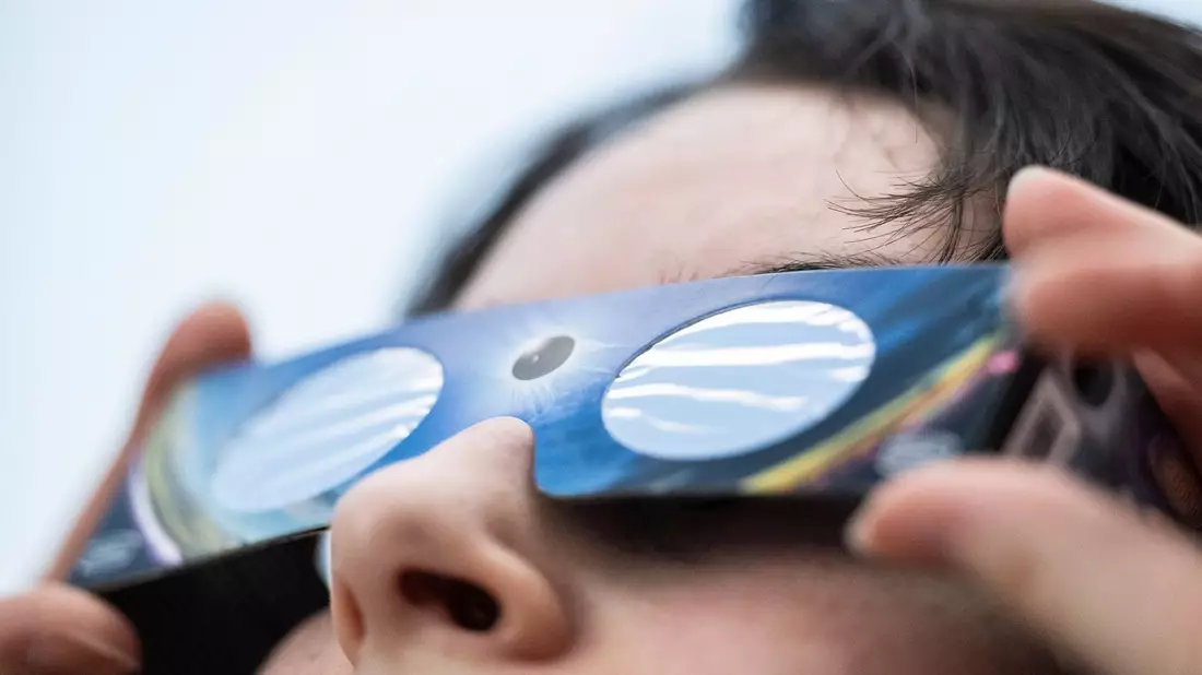 Sicher zur Sonnenfinsternis: Eine spezielle «SoFi-Brille» schützt die Augen vor gefährlichem Sonnenlicht. (Symbolbild)  - Bild: Marijan Murat/dpa