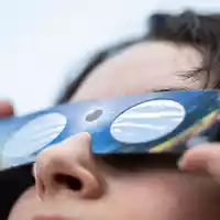 Sicher zur Sonnenfinsternis: Eine spezielle «SoFi-Brille» schützt die Augen vor gefährlichem Sonnenlicht. (Symbolbild)  - Foto: Marijan Murat/dpa