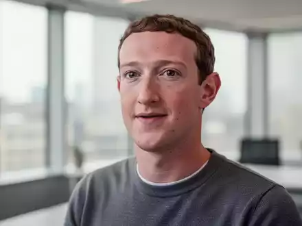 Mark Zuckerberg in einer modernen Büroumgebung, fokussiert auf eine authentische, dokumentarische Porträtaufnahme. - Foto: über boerse-global.de