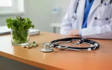 Stethoskop und frisches grünes Gemüse auf einem Untersuchungstisch als Symbol für die kardiovaskuläre Gesundheit. - Foto: über boerse-global.de