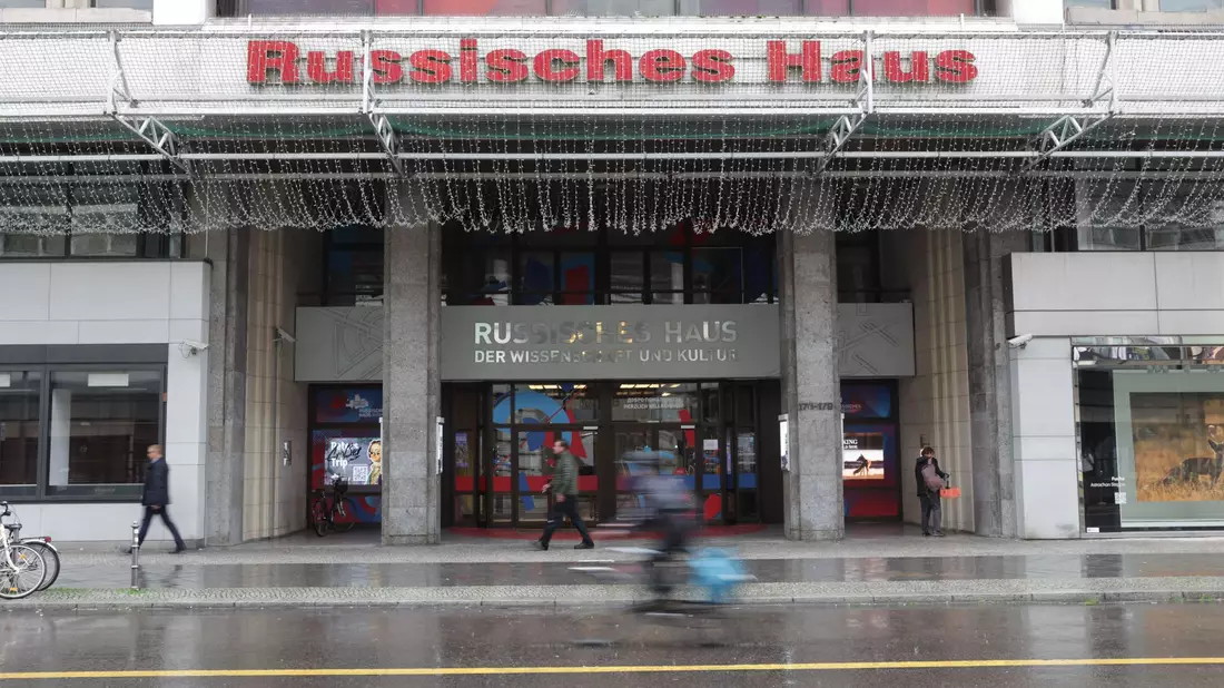Das Russische Haus in Berlin ist immer wieder Anlass für Debatten. (Archivbild) - Bild: Jörg Carstensen/dpa