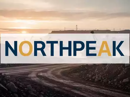 Industrielle Bergbauanlage bei Sonnenaufgang, die den Beginn neuer Bohraktivitäten symbolisiert. - Foto: über boerse-global.de