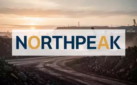Industrielle Bergbauanlage bei Sonnenaufgang, die den Beginn neuer Bohraktivitäten symbolisiert. - Foto: über boerse-global.de