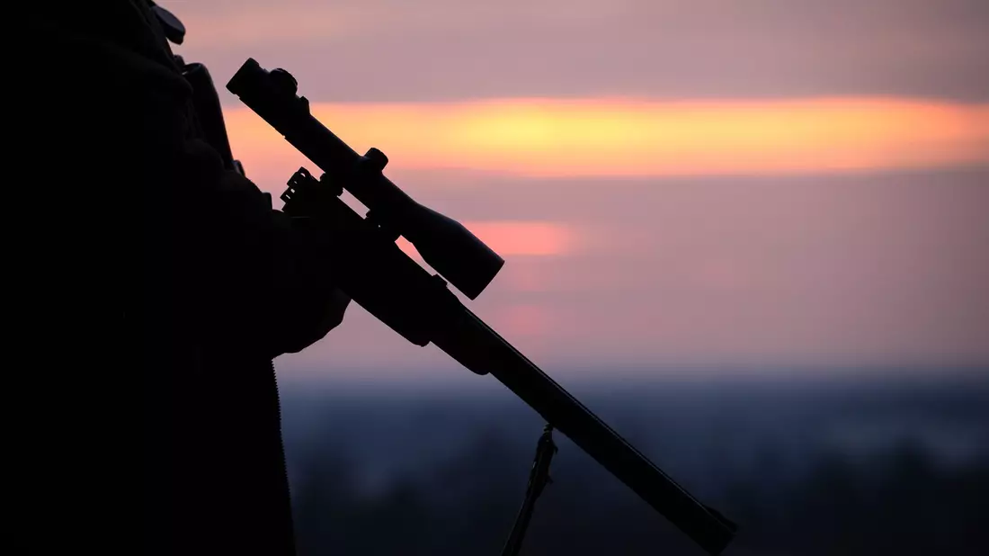 Nach dem Waffengesetz gilt jemand als waffenrechtlich unzuverlässig, wer einer Vereinigung unterstützt, die verfassungsfeindliche Bestrebungen verfolgt. (Symbolbild) - Bild: Friso Gentsch/dpa