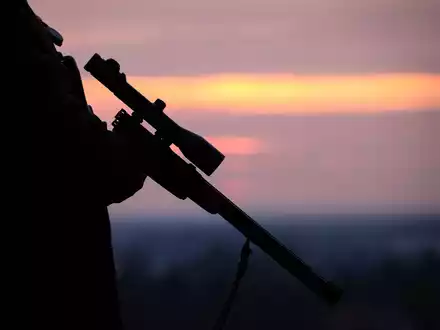 Nach dem Waffengesetz gilt jemand als waffenrechtlich unzuverlässig, wer einer Vereinigung unterstützt, die verfassungsfeindliche Bestrebungen verfolgt. (Symbolbild) - Foto: Friso Gentsch/dpa
