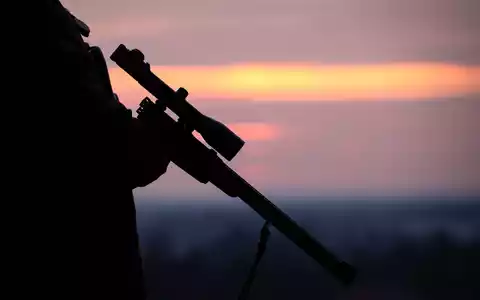 Nach dem Waffengesetz gilt jemand als waffenrechtlich unzuverlässig, wer einer Vereinigung unterstützt, die verfassungsfeindliche Bestrebungen verfolgt. (Symbolbild) - Foto: Friso Gentsch/dpa