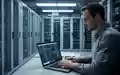 IT-Sicherheitsexperte bei der Arbeit in einem modernen Serverraum eines Technologieunternehmens. - Foto: über boerse-global.de