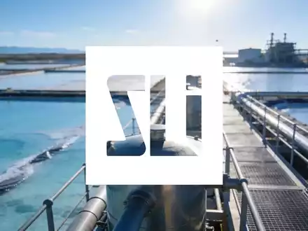 Moderne Lithium-Extraktionsanlage in einer sonnendurchfluteten Industrielandschaft als Symbol für nachhaltige Energiegewinnung. - Foto: über boerse-global.de