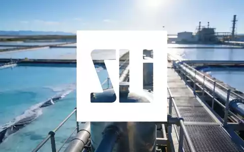 Moderne Lithium-Extraktionsanlage in einer sonnendurchfluteten Industrielandschaft als Symbol für nachhaltige Energiegewinnung. - Foto: über boerse-global.de