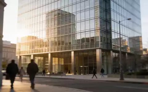 Moderne Bürogebäude in einem Finanzviertel bei Sonnenuntergang. - Foto: über boerse-global.de