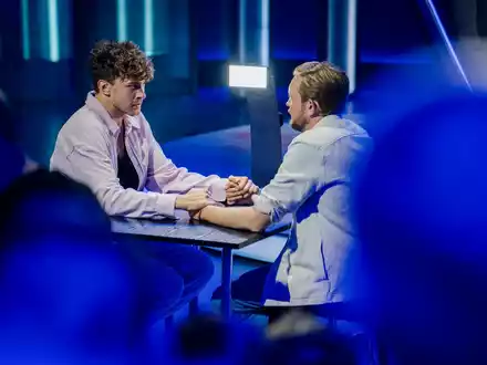 Timon Krause Bastian Bielendorfer Ich durchschaue jeden! - Timon Krauses Mentalisten Show - Foto: Joyn/Joshua Schneider, presseportal.de