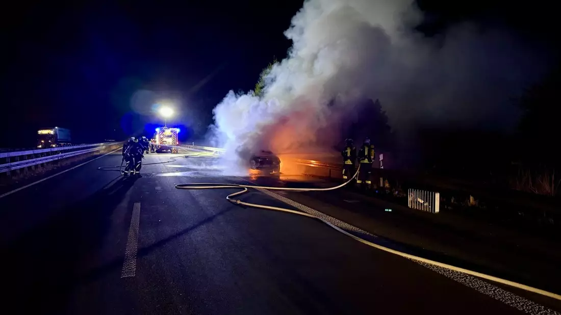 FW Hünxe: Pkw in Vollbrand auf der BAB 3 - Bild: presseportal.de