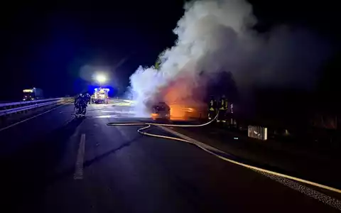 FW Hünxe: Pkw in Vollbrand auf der BAB 3 - Foto: presseportal.de