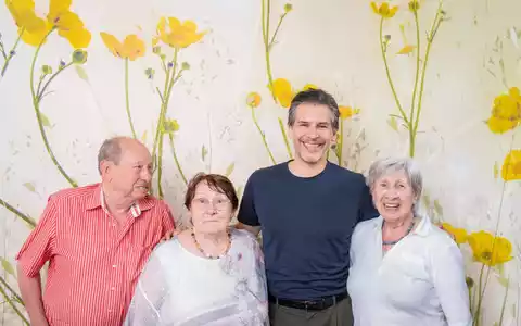 TV-Bösewicht aus Rote Rosen hilft bedürftigen Rentnern: Schauspieler Florian Odendahl tauscht Filmset gegen Lichtblick-Büro - Foto: presseportal.de