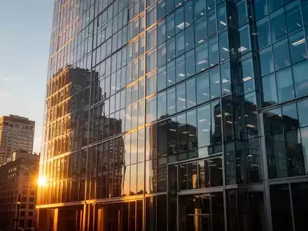 Moderne Glasfassade eines Bürogebäudes im Finanzviertel bei Tageslicht - Foto: über boerse-global.de