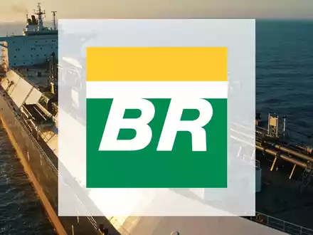 Ein moderner Öltanker auf hoher See bei Sonnenaufgang, symbolisierend maritime Logistik und den globalen Energiesektor. - Foto: über boerse-global.de