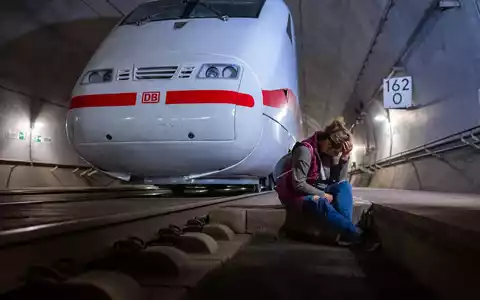 Der Übungseinsatz in dem Eisenbahntunnel fand am Samstag statt.  - Foto: Jacob Schröter/dpa