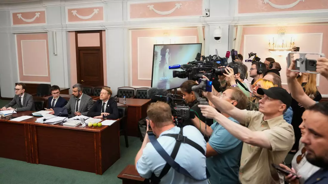 Das Oberste Gericht in Moskau hat nach einem Antrag kremltreuer Kräfte den Ausschluss der liberalen Oppositionspartei von der Parlamentswahl verfügt. - Bild: Pavel Bednyakov/AP/dpa